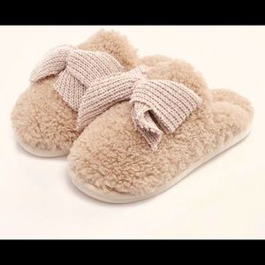 Fur slippers with bow